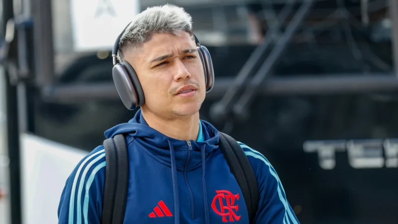 Varela vê brecha em ‘lado oposto’, agrada e recupera espaço no Flamengo