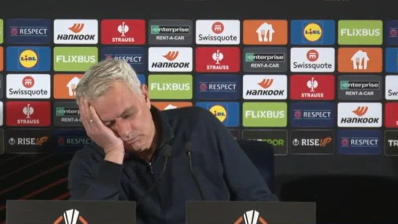 Mourinho ironiza coletiva e finge dormir durante pergunta de jornalista