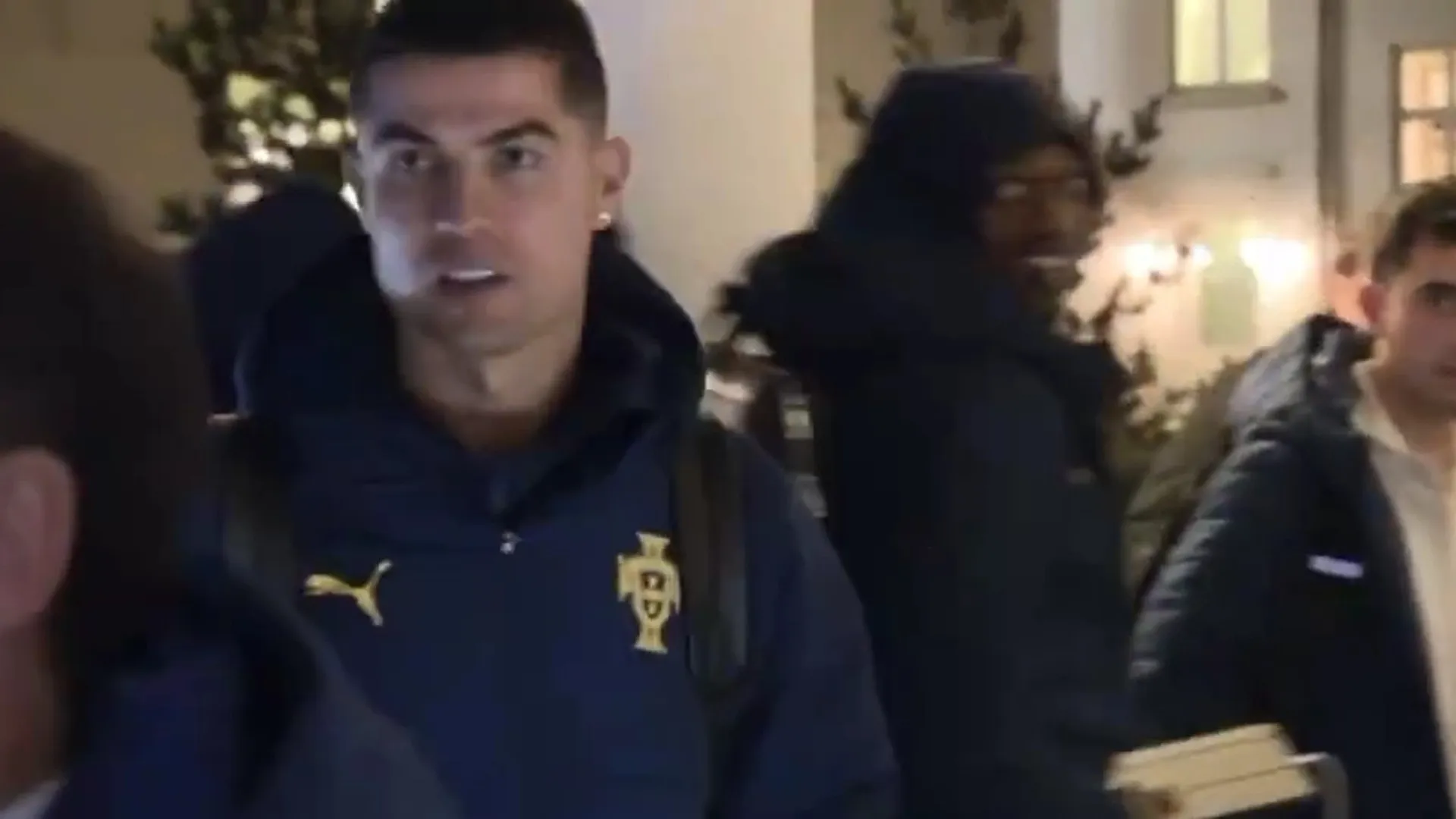 Criança chama por CR7 e se emociona com gesto do craque; veja