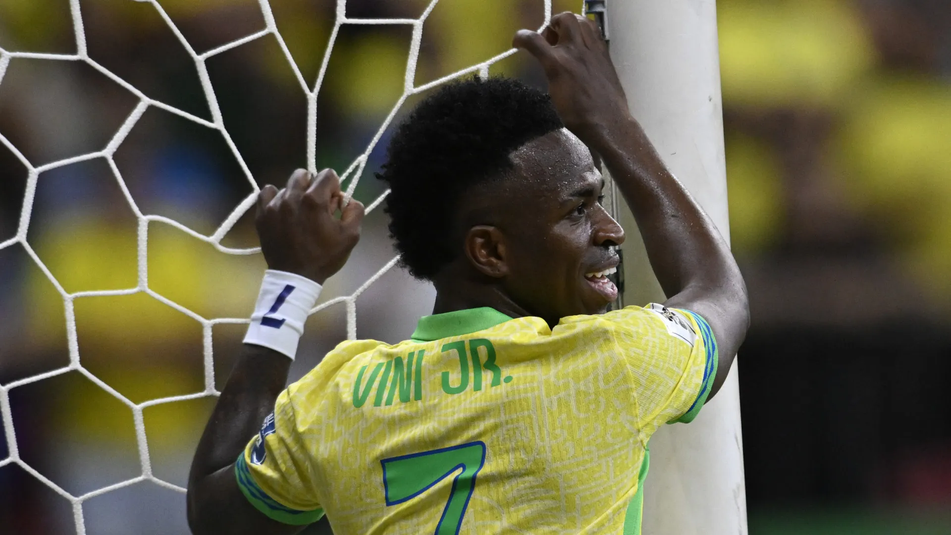 Vini marca nos acréscimos e garante vitória do Brasil sobre a Colômbia