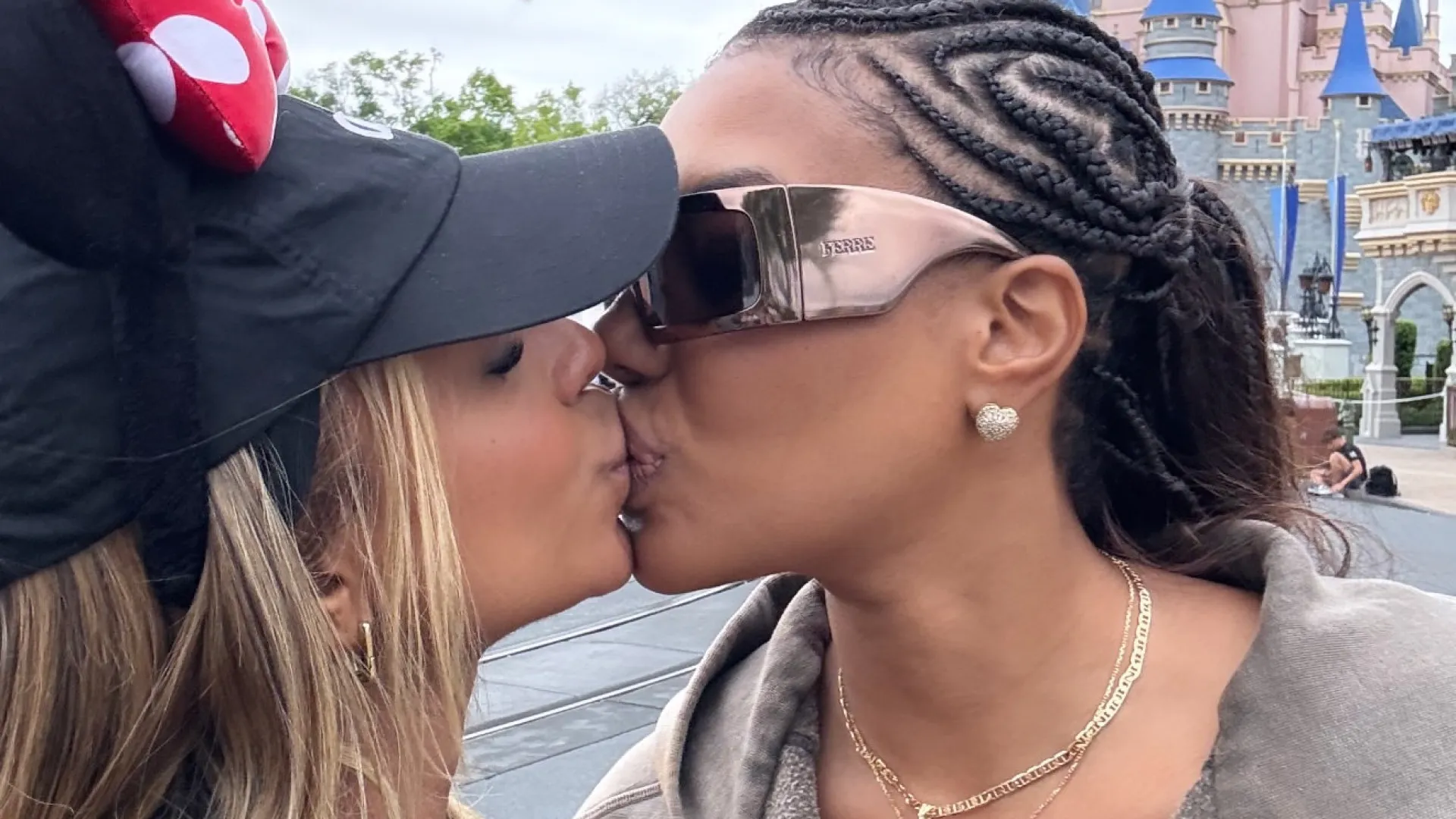 Ludmilla e Brunna Gonçalves celebram fim do Carnaval com viagem à Disney