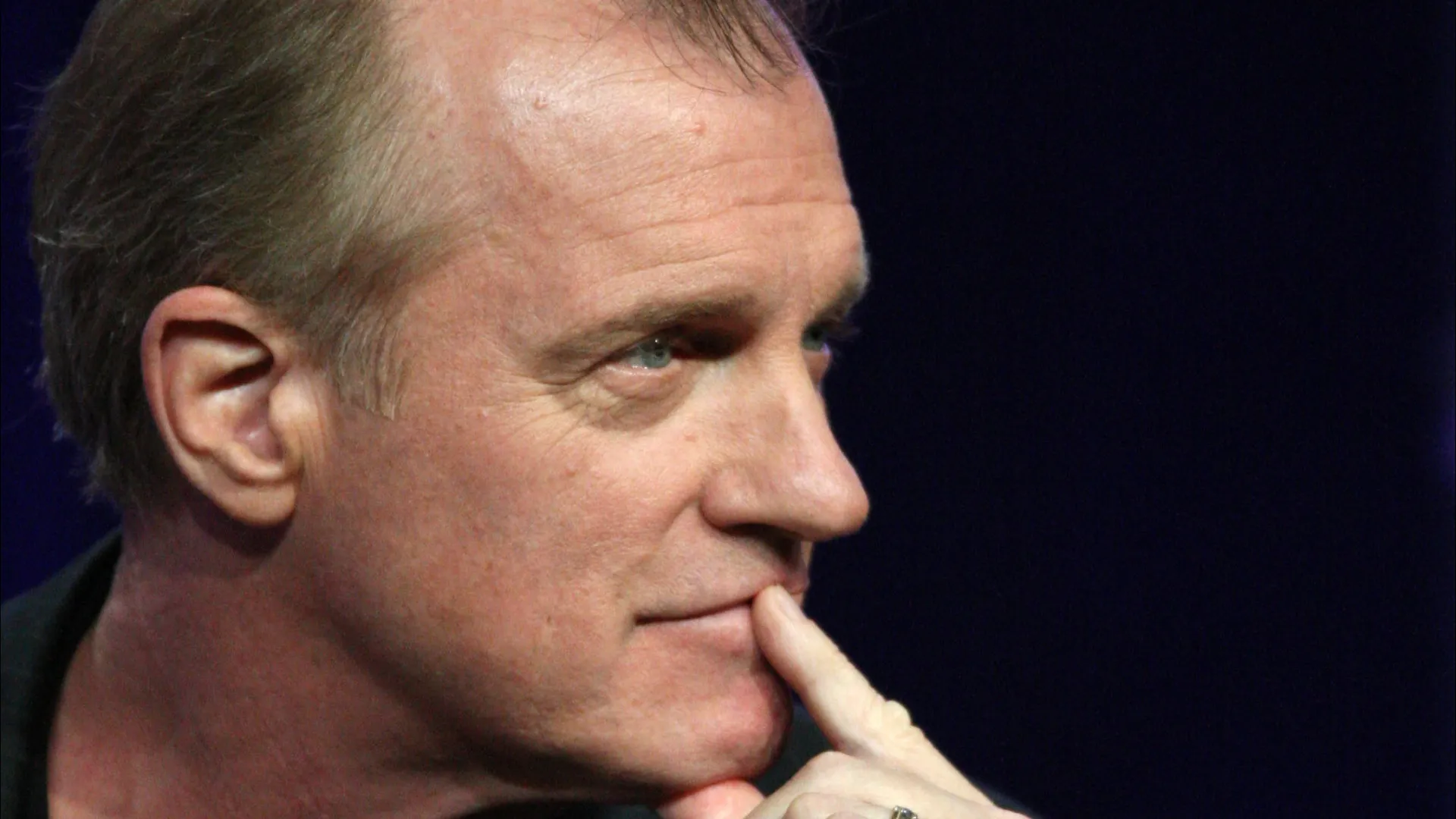 Após confessar abusos, Stephen Collins casa com fã 40 anos mais nova