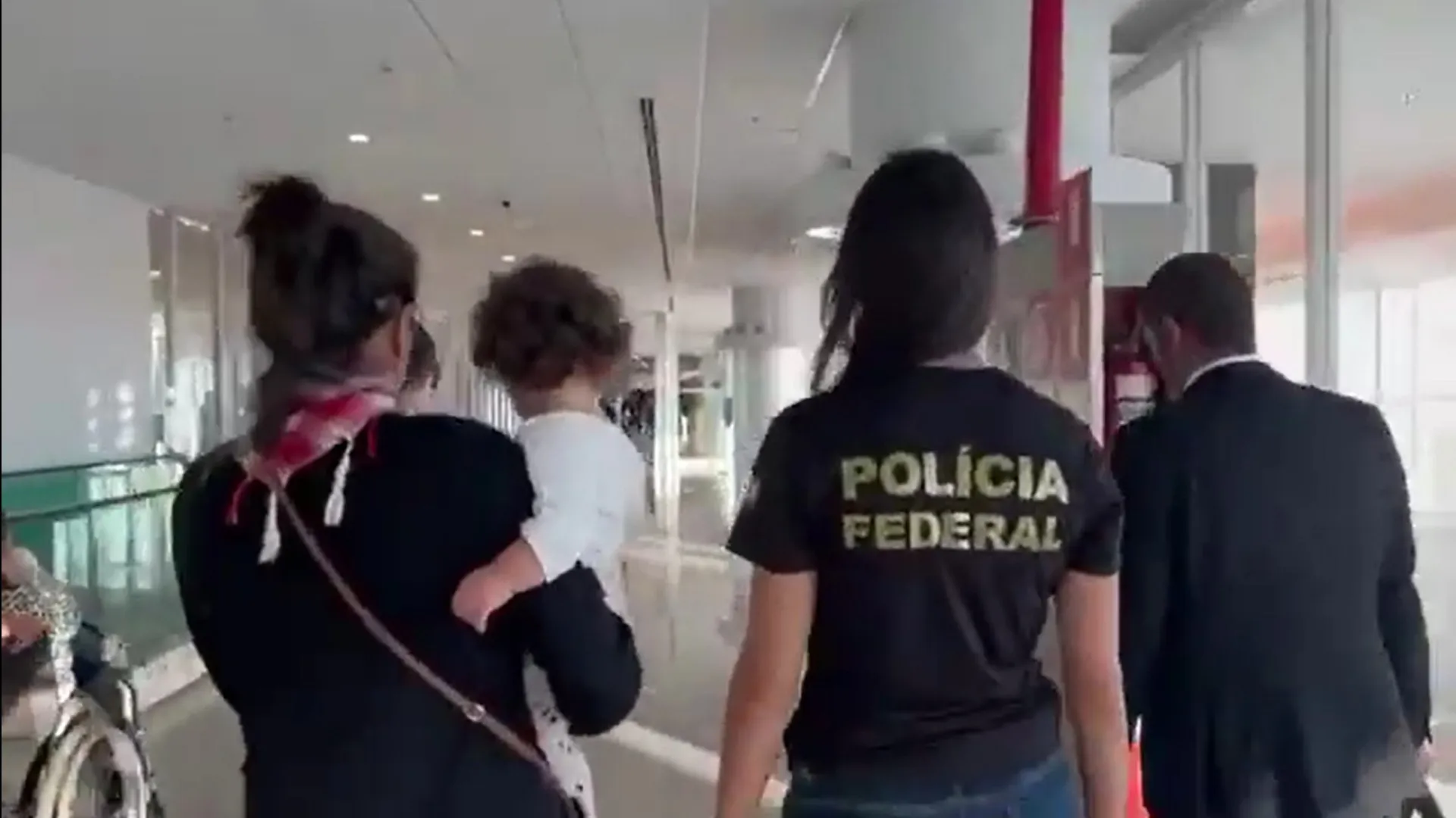 Bebê traficada por português é repatriada ao Brasil após resgate; veja