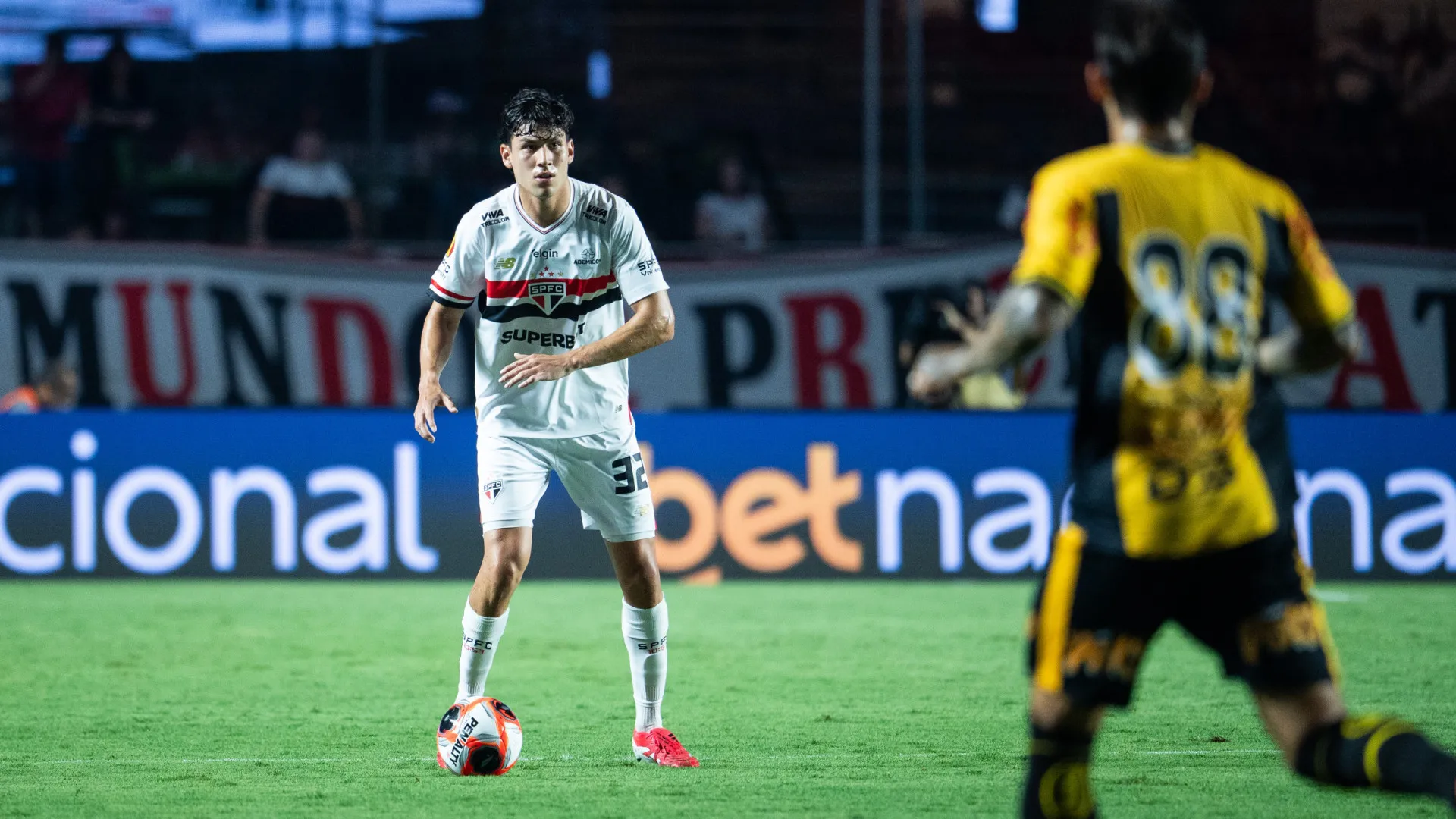 Zagueiro se firma na linha de 3 do São Paulo e volta com moral da Data Fifa