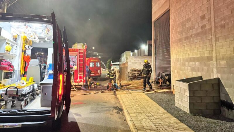 Corpo de Bombeiros combate incêndio em indústria de móveis em Sorriso