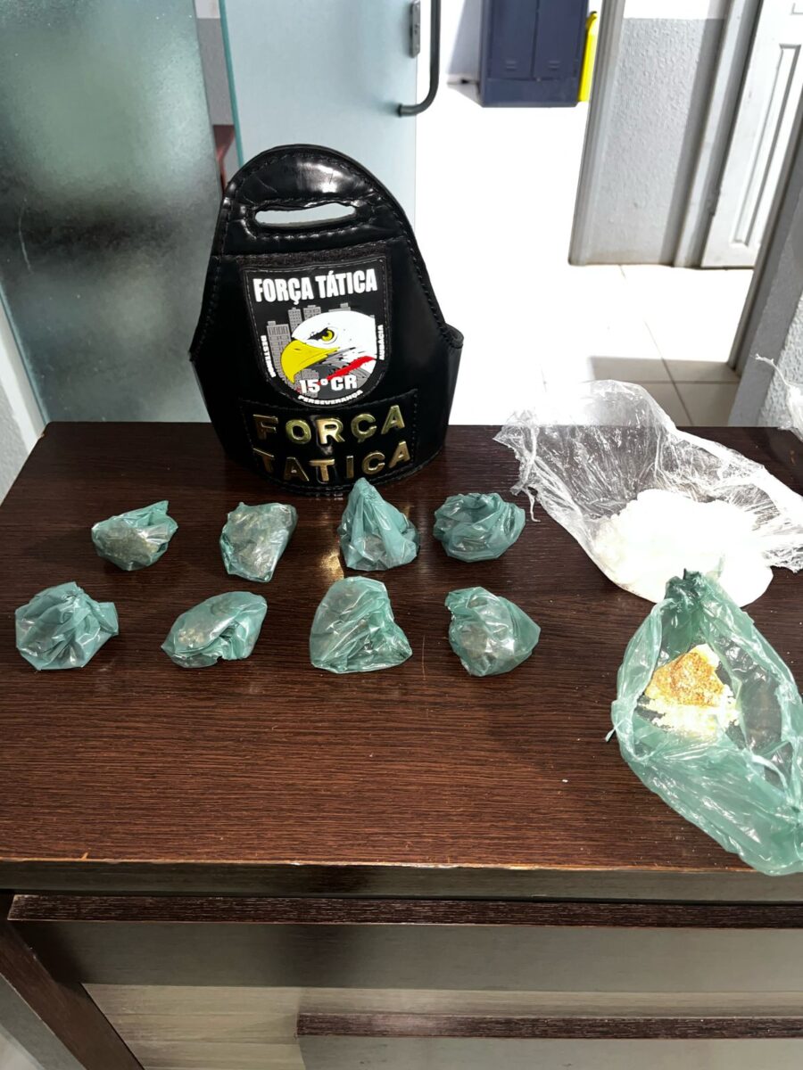 Força Tática prende dois suspeitos por tráfico de drogas e corrupção de menor em Novo Mundo
