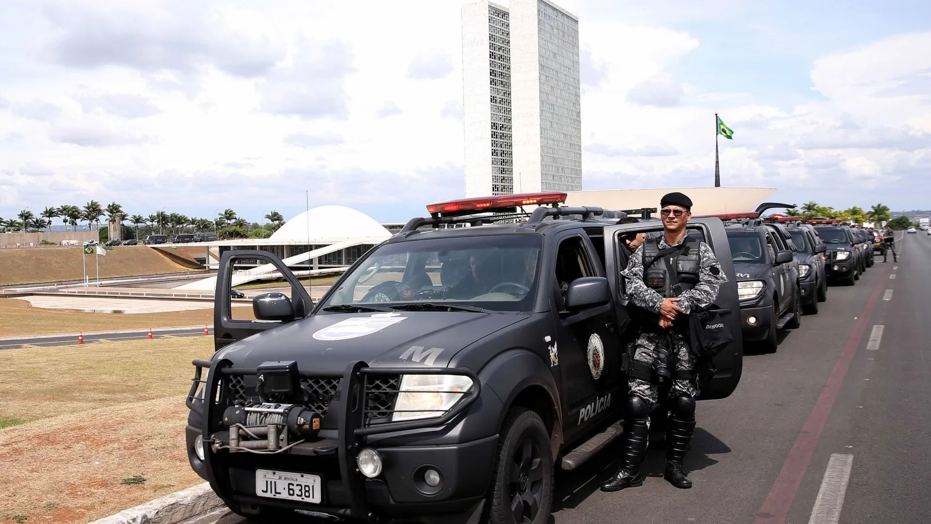 Polícia atira bombas de gás em marcha de indígenas em frente ao Congresso