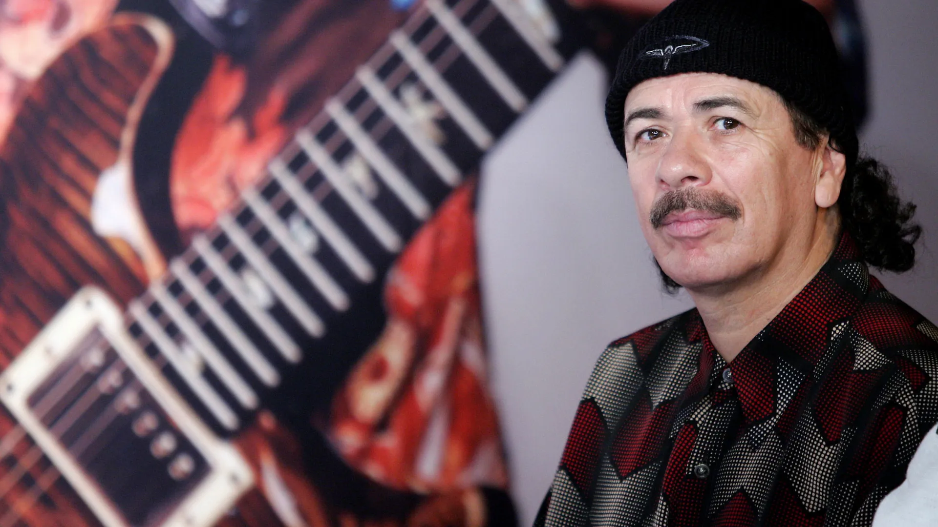 Carlos Santana deixa hospital, mas deve adiar mais um show de sua turnê
