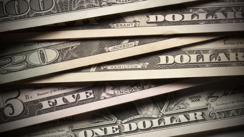 Dólar encosta em R$ 6 após Trump impor taxa de 104% à China