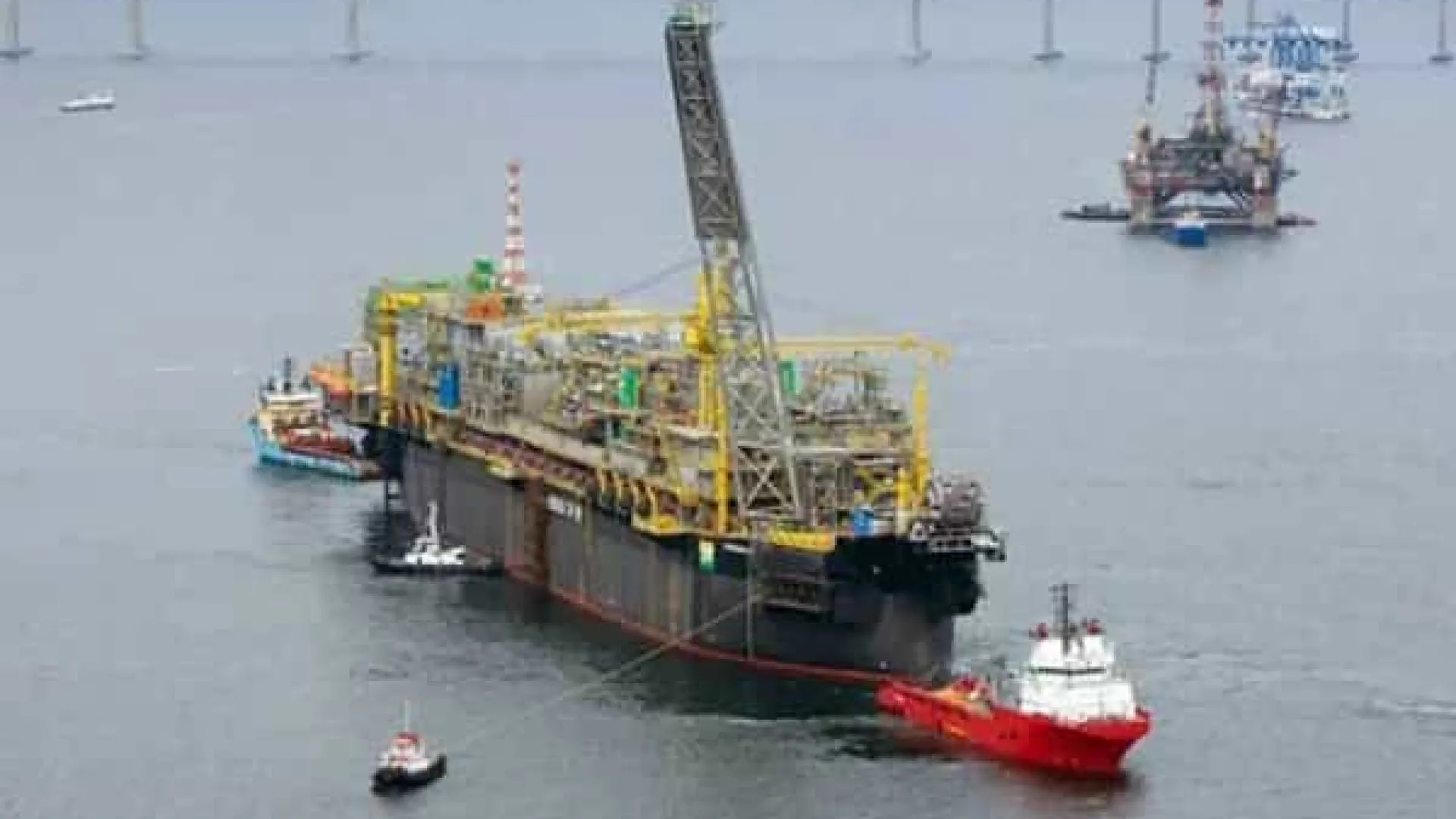 Chega a 14 número de feridos após incêndio em plataforma da Petrobras