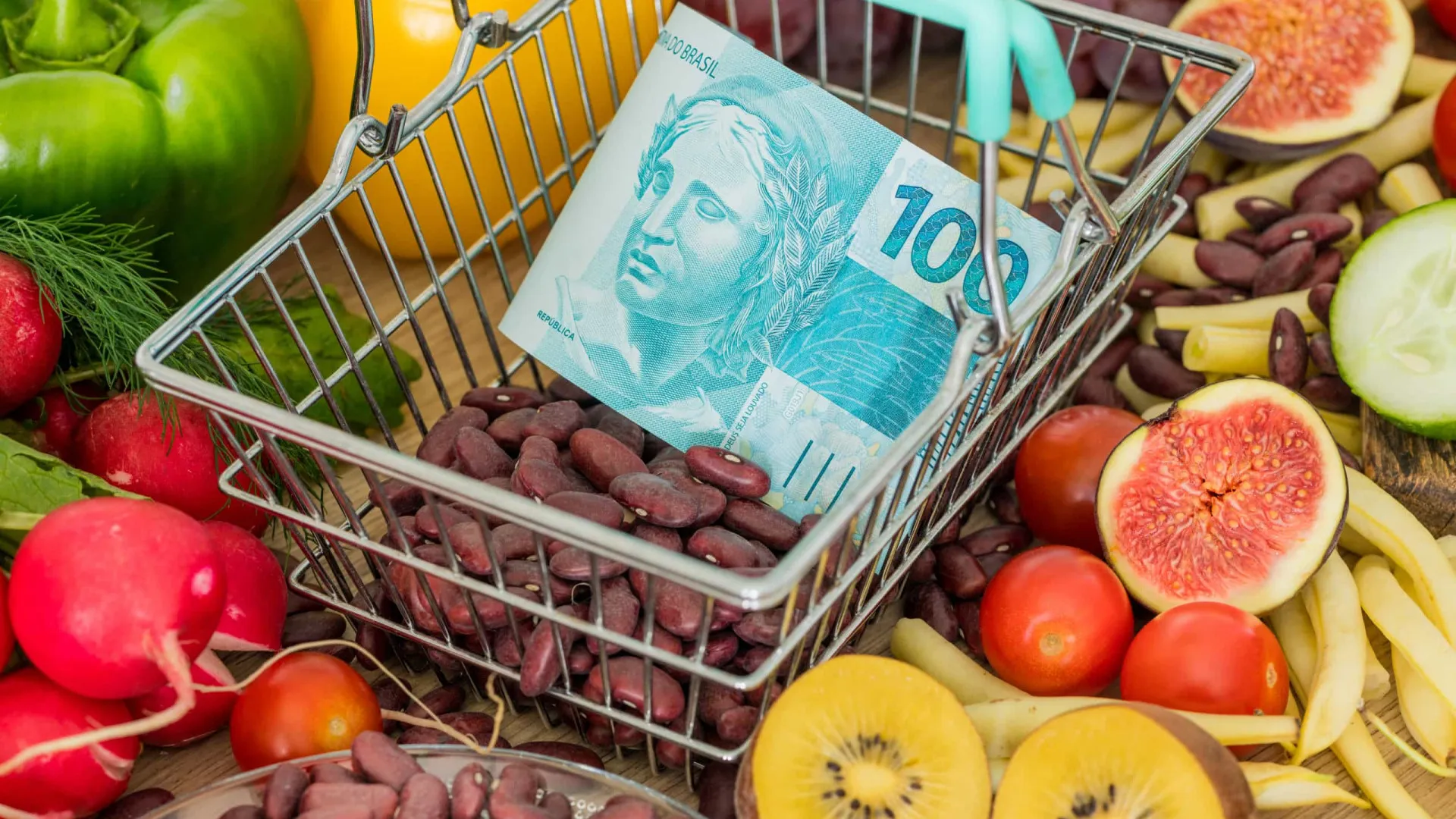 Inflação faz 58% dos brasileiros reduzirem compras de alimentos, diz Datafolha
