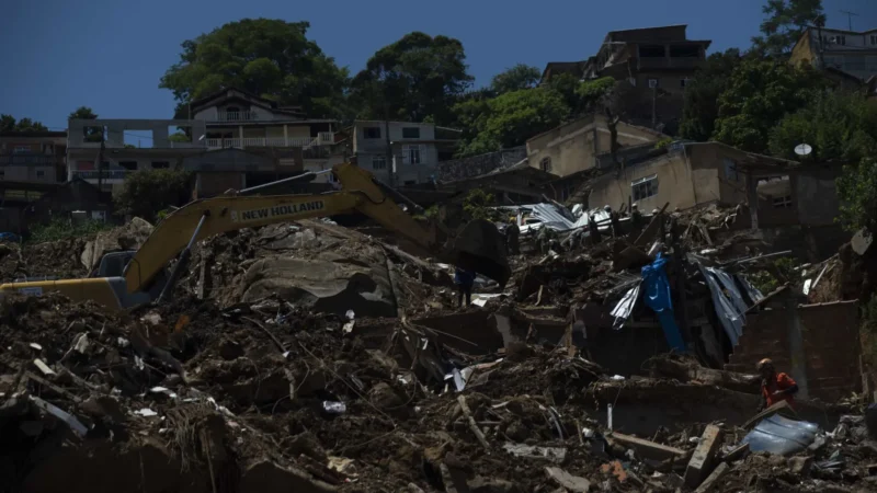Prefeito de Angra dos Reis pede apoio federal para construir abrigos
