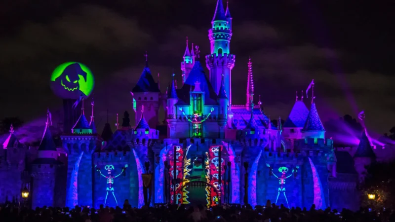 Turistas brasileiros reclamam de ingressos cancelados na Disney