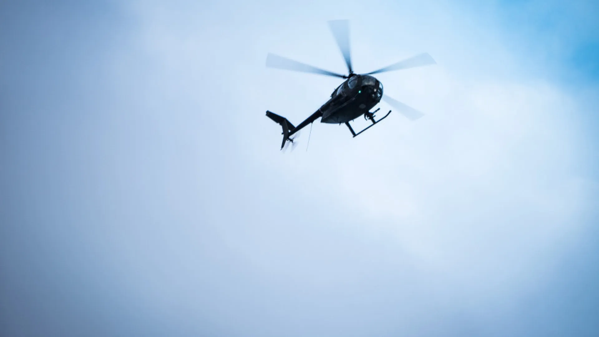 Idosa é resgatada por helicóptero da PM após cair em buraco em trilha em São Roque
