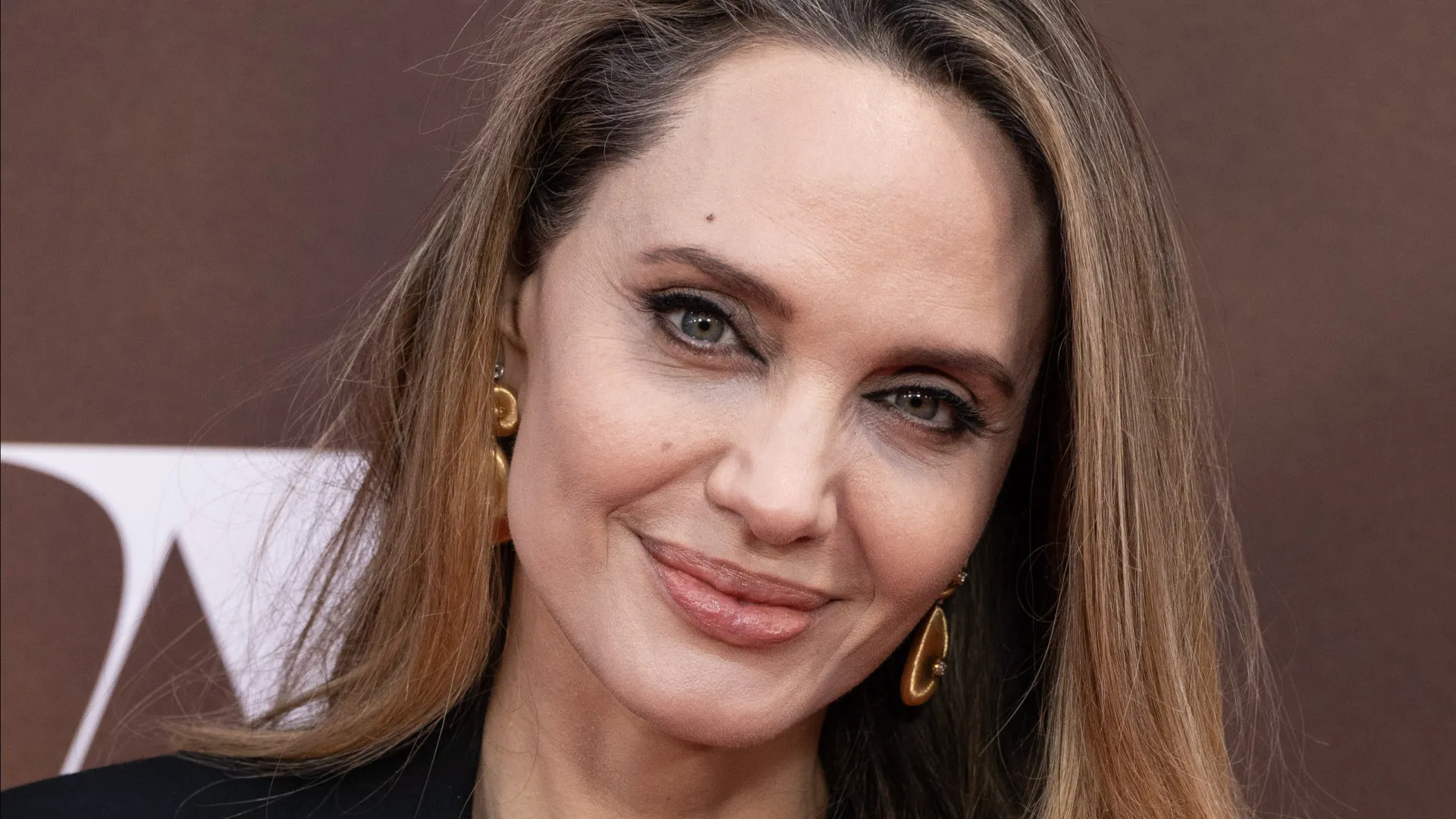 Atriz Angelina Jolie visita centro de imigrantes e refugiados em SP