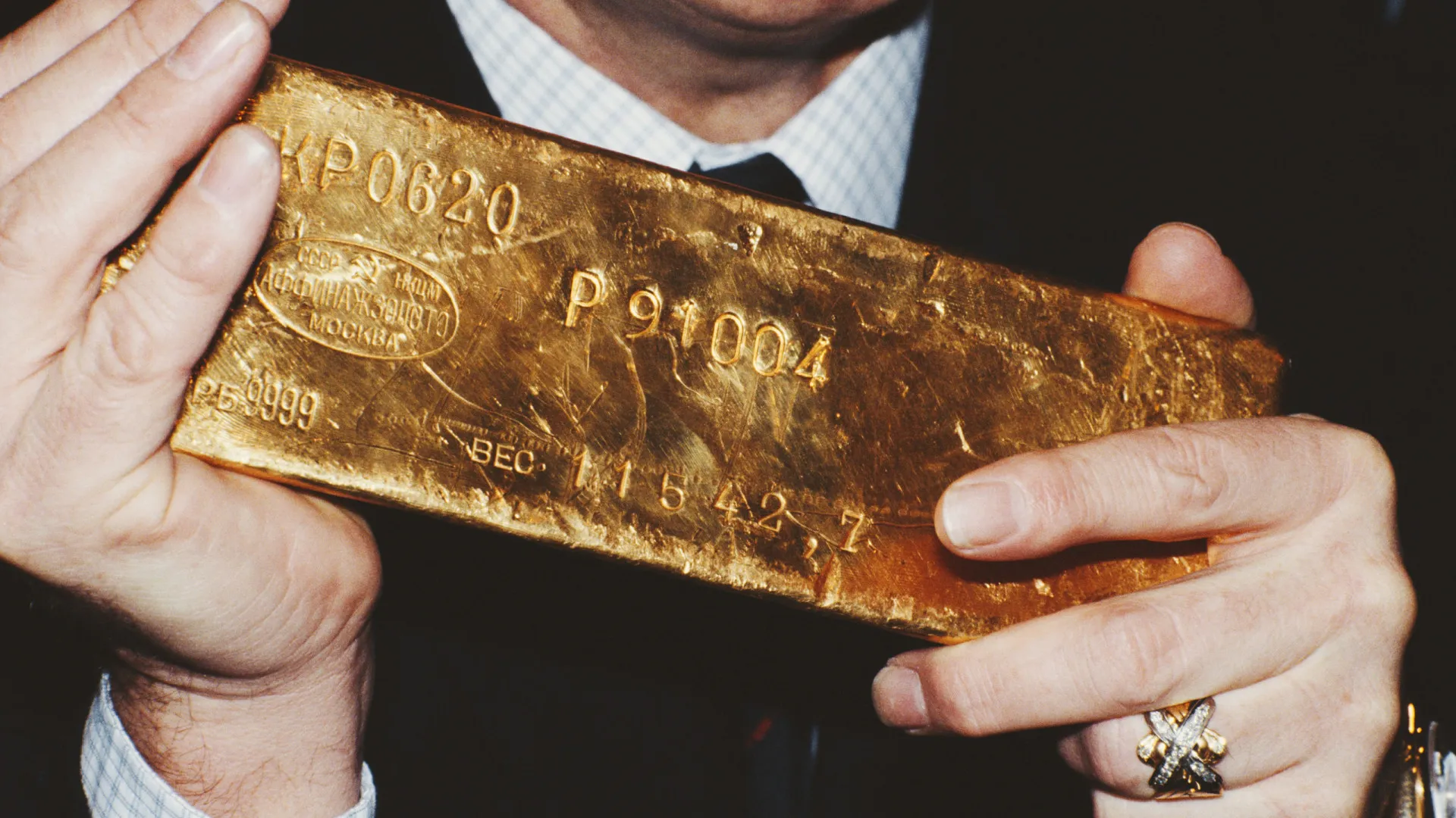 Ouro supera US$ 3,5 mil pela 1ª vez na história em meio a preocupações com o Fed