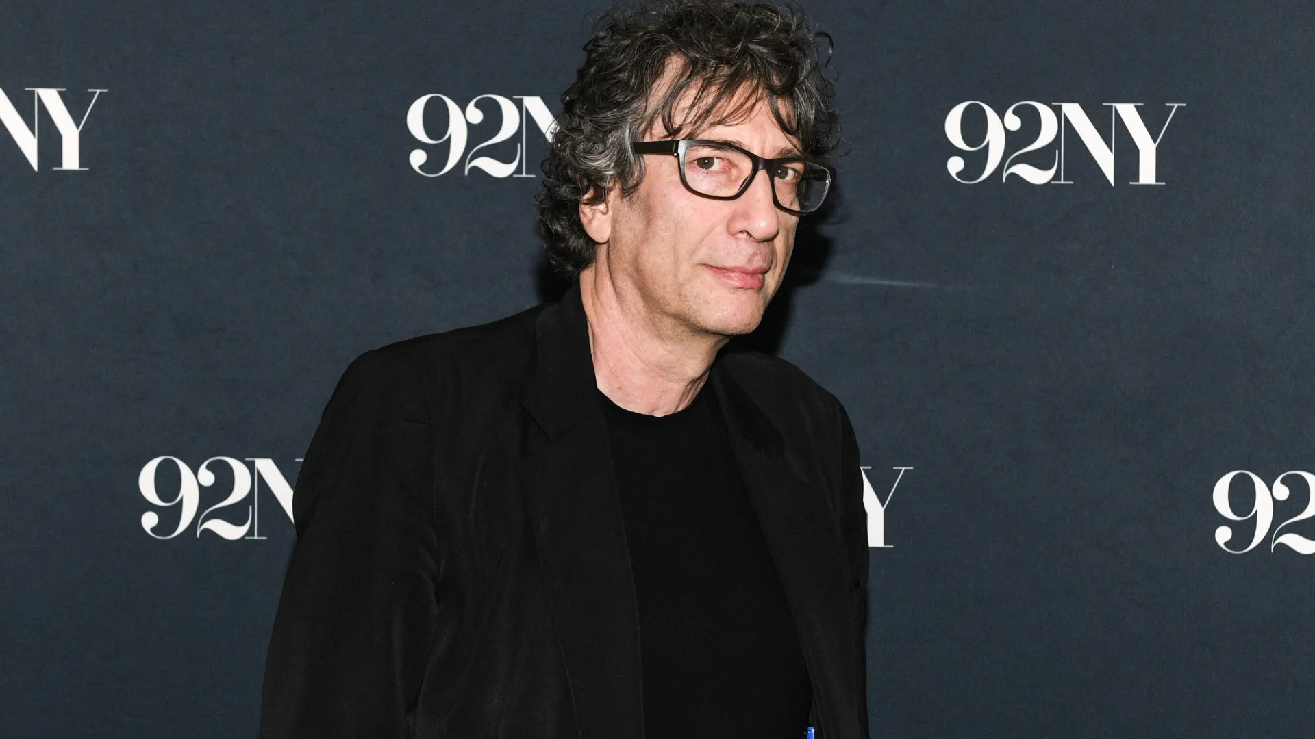 Neil Gaiman, de ‘Coraline’, pede US$ 500 mil de mulher que o acusa de abuso sexual