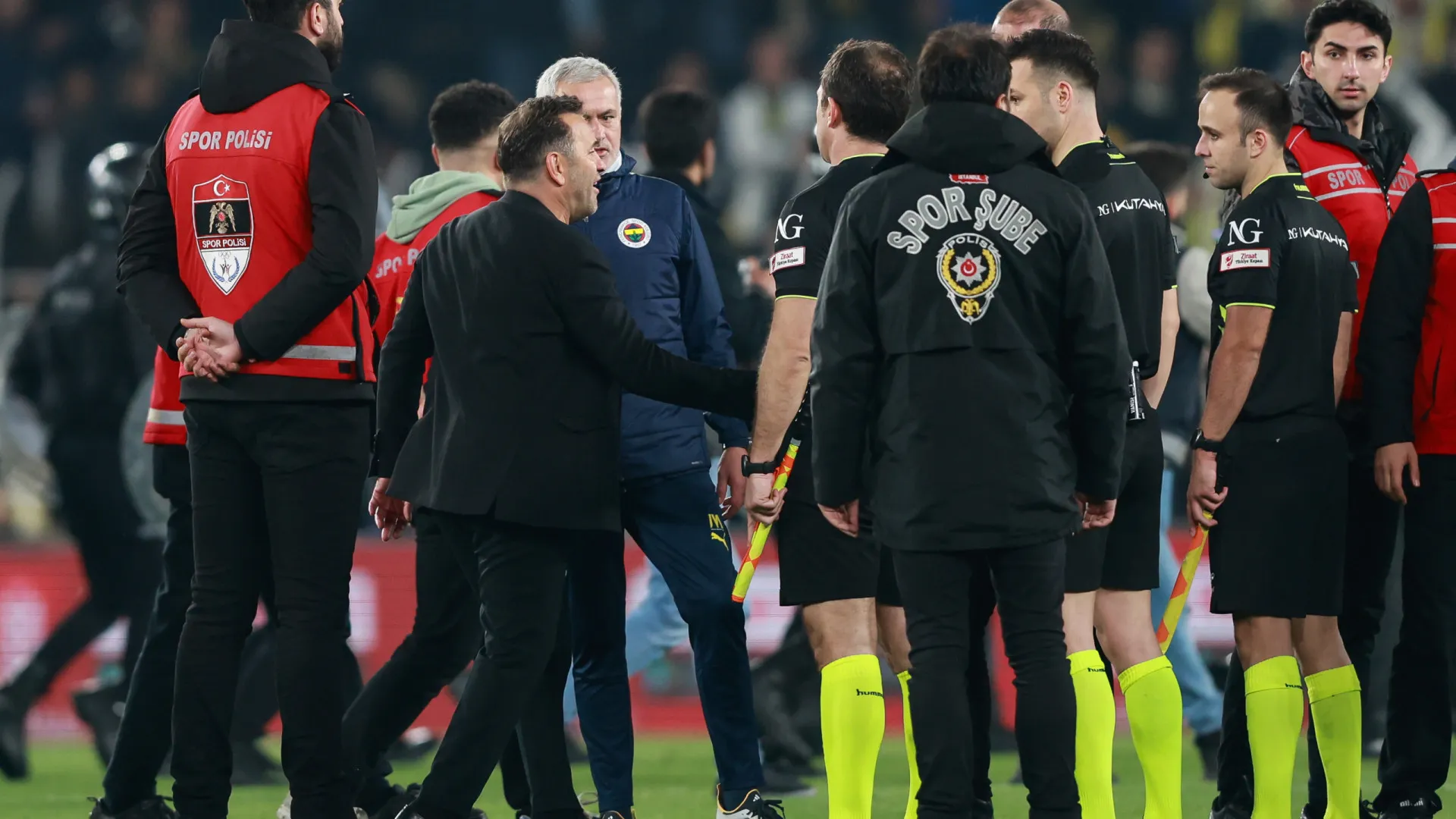 Mourinho aperta nariz de técnico rival após derrota do Fenerbahçe; veja