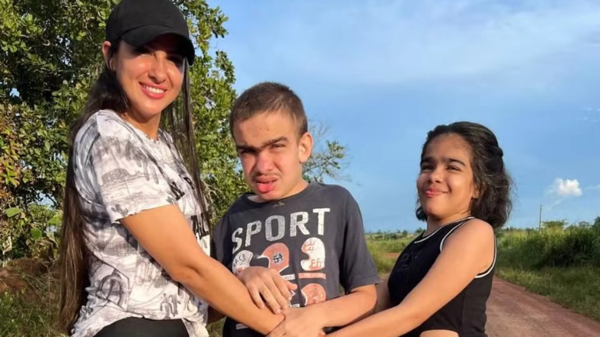 Mãe compartilha rotina com filhos que têm “Alzheimer infantil”