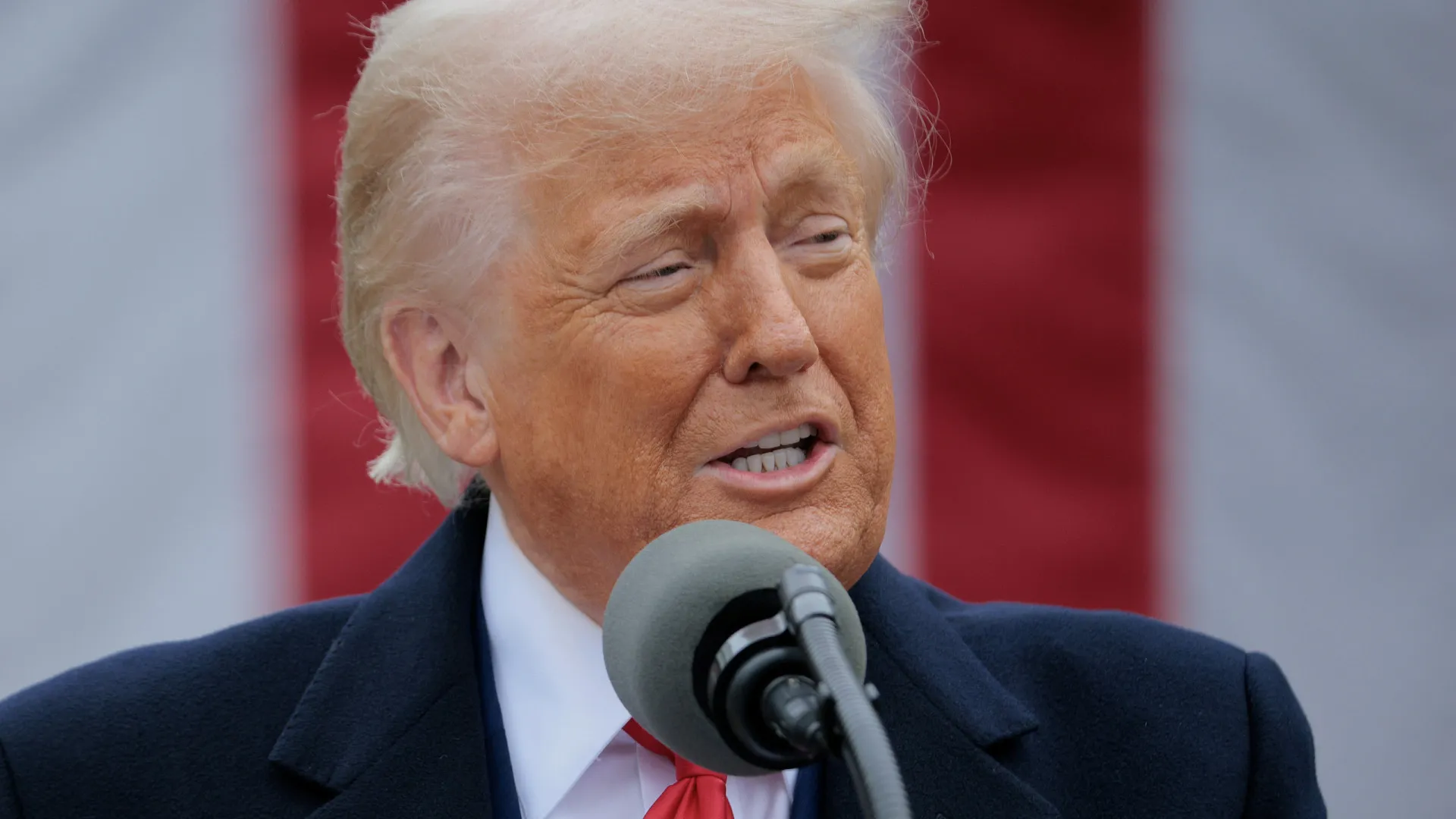 Após retaliação da China, Trump diz que sua política não mudará