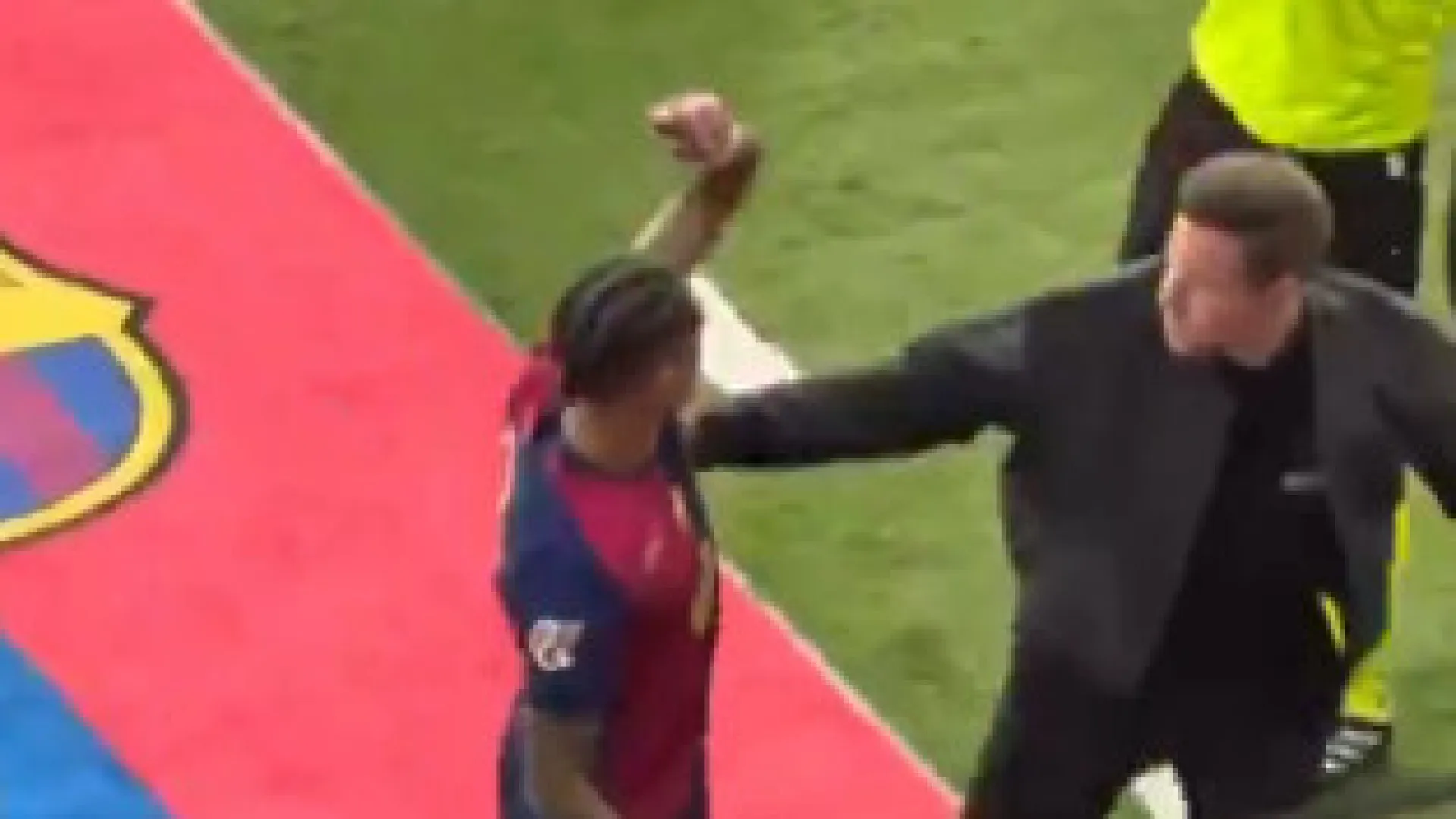 Raphinha ‘perde a cabeça’ com árbitro e sobra até para Ter Stegen