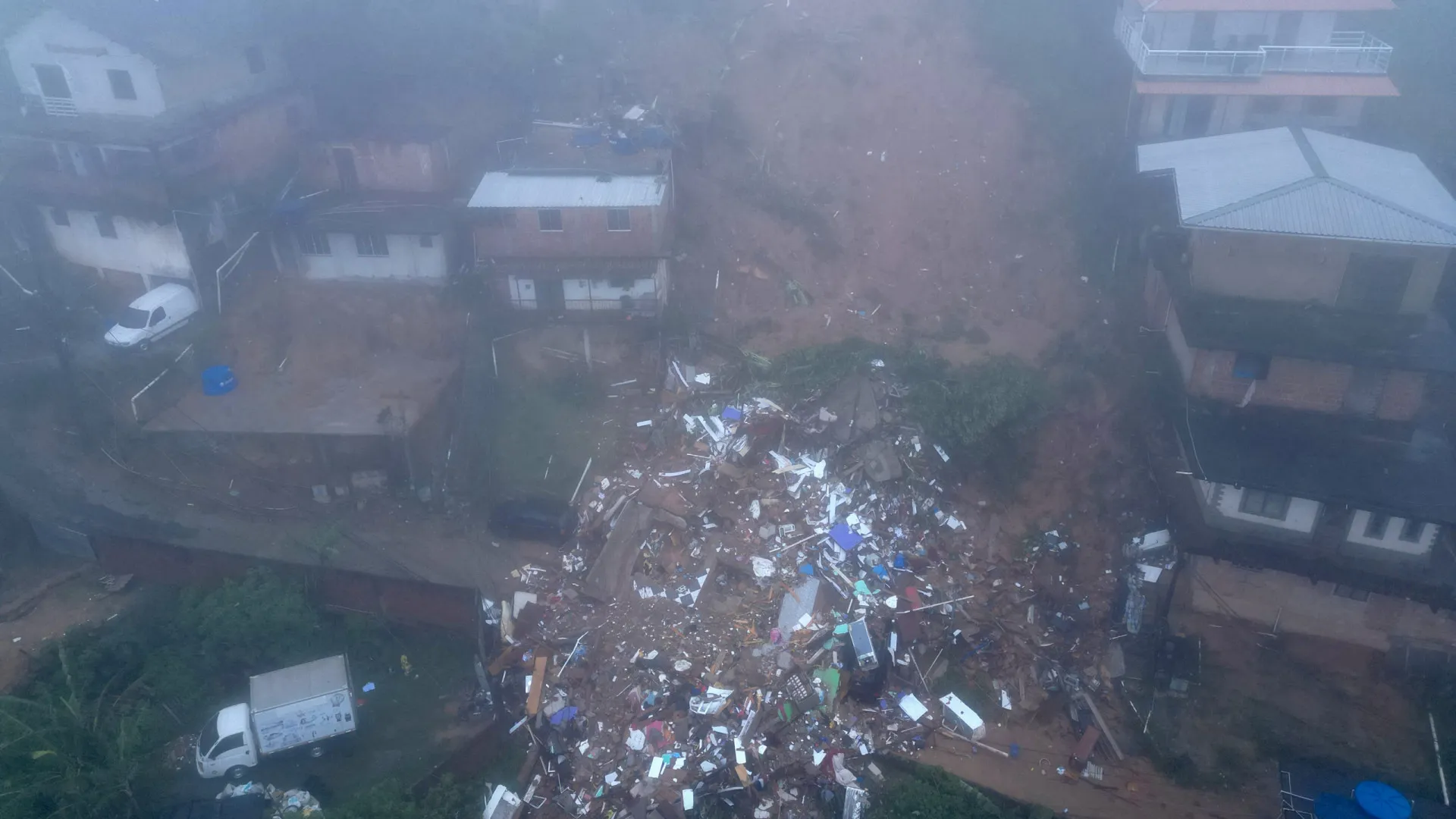 Bombeiros resgatam cabra presa em porta-malas em Petrópolis