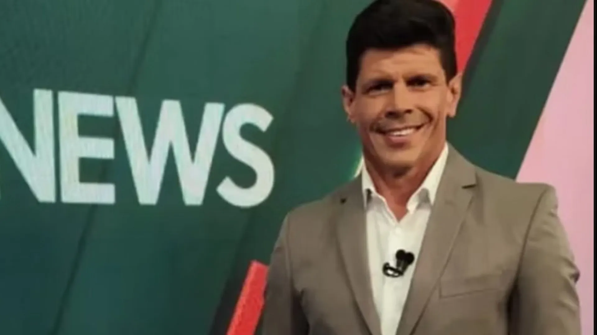 Repórter do SBT é expulso por policiais durante reportagem ao vivo