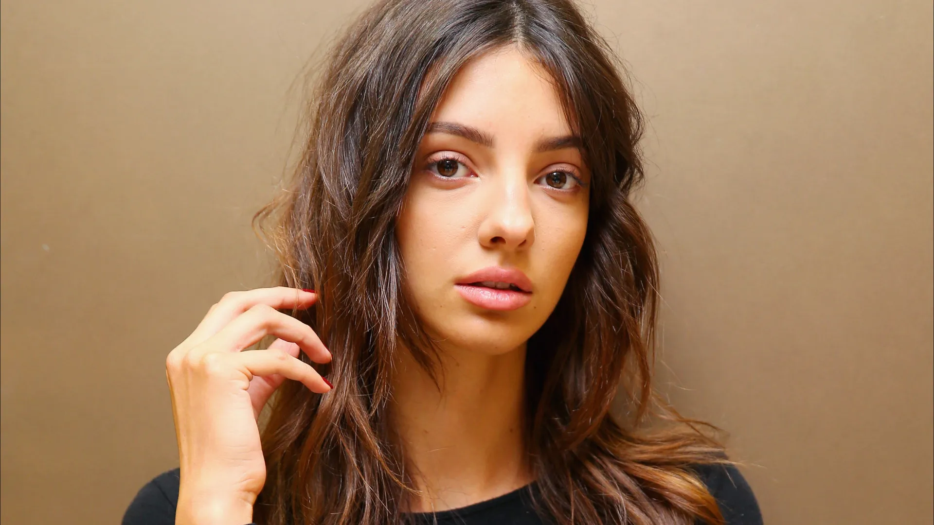 Modelo Lucy Markovic morre aos 27 anos; Donatella Versace lamenta