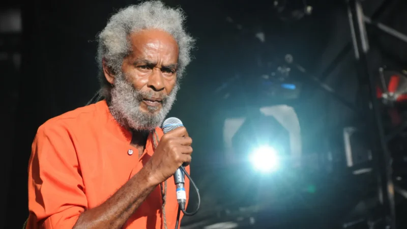 Morre o cantor de reggae Max Romeo, aos 80 anos