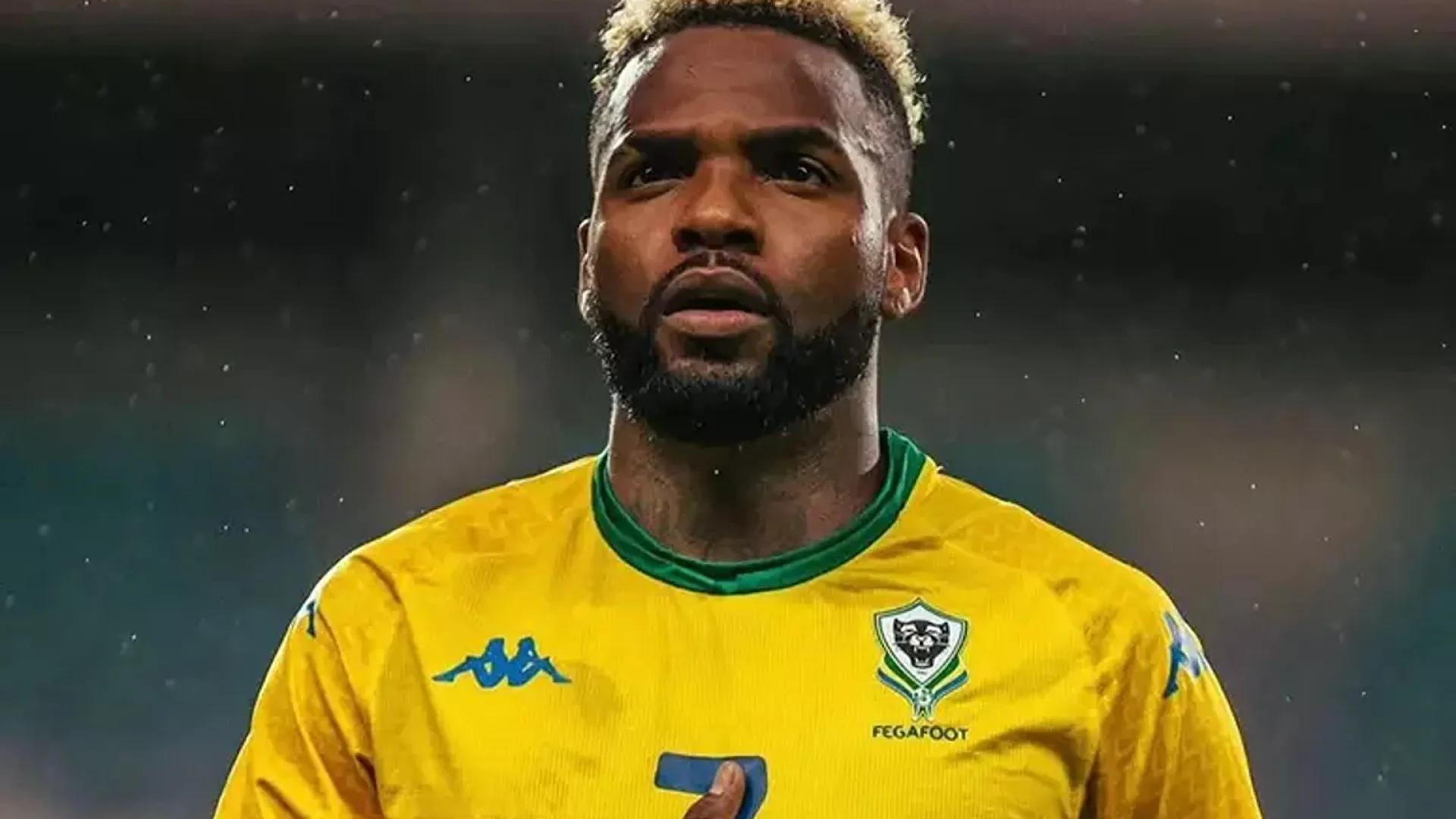 Jogador de futebol morre aos 28 anos após cair do 11º andar de prédio