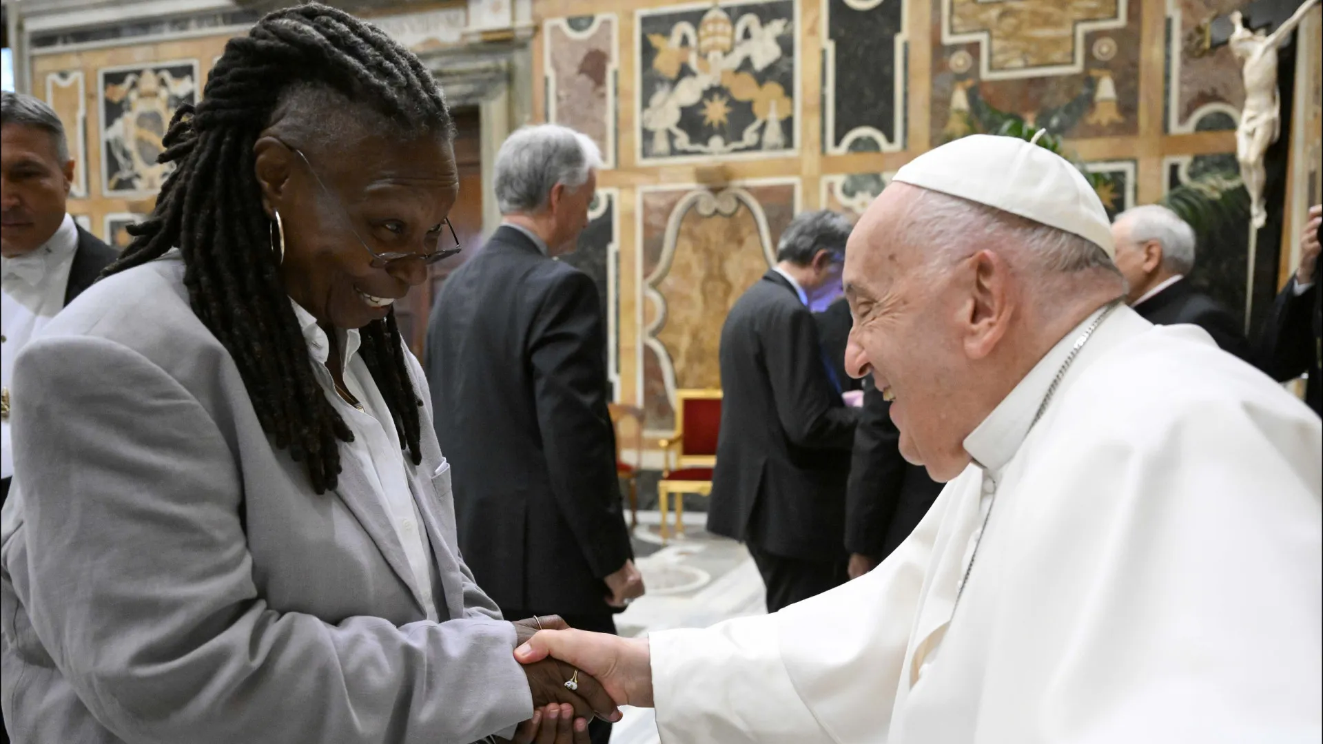 Whoopi Goldberg, Antonio Banderas, Tata Werneck e mais famosos lamentam morte do papa