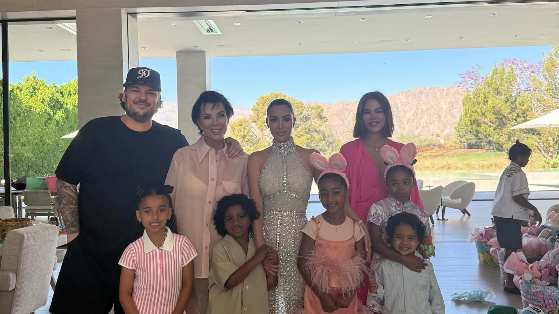 Kim Kardashian se destaca com vestido transparente e cheio de cristais