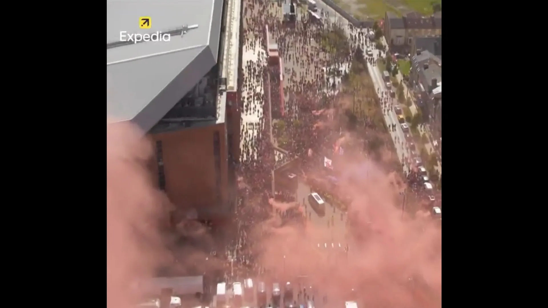 Torcedores do Liverpool ‘engolem’ o ônibus na entrada de Anfield