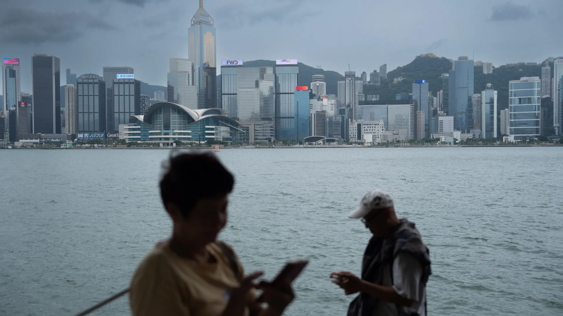 EUA eliminam isenção de tarifas sobre pequenas encomendas da China e Hong Kong