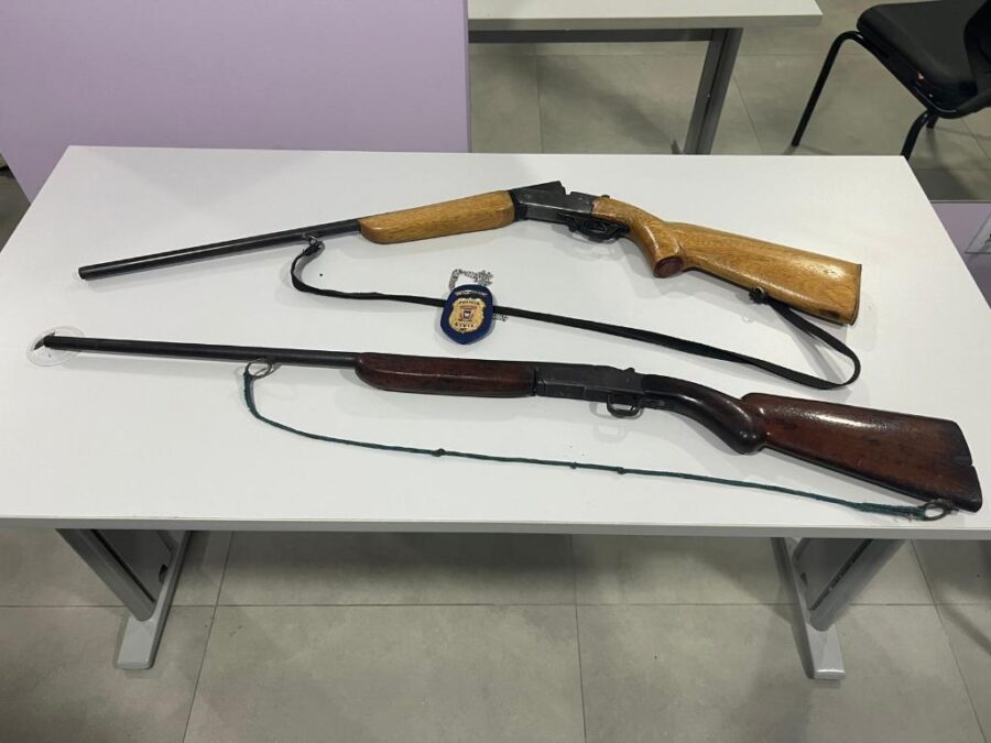 Jovem é preso por posse ilegal de armas durante ação por violência doméstica em Juína