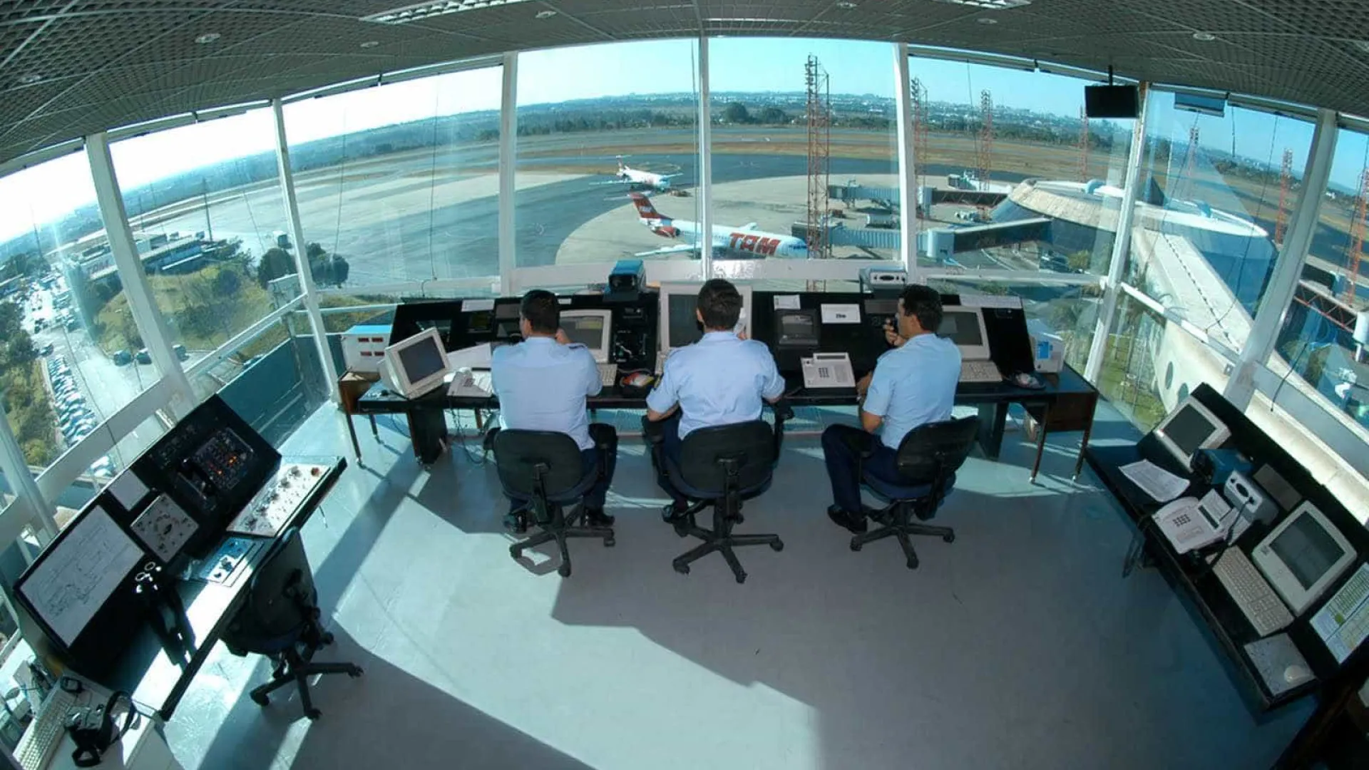 Controladores de voo recorrem a bicos com Uber e aulas para complementar renda