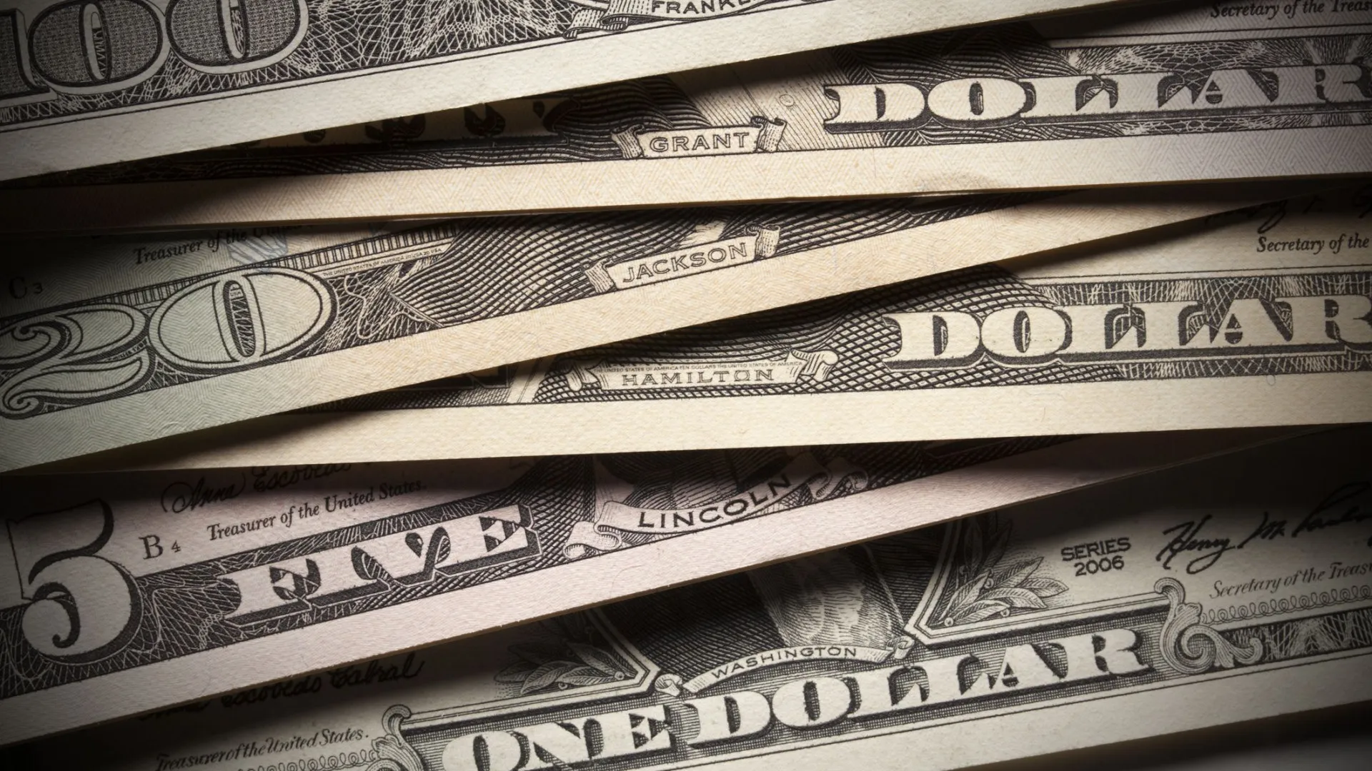 Dólar cai antes de leilão de linha de até US$ 1 bilhão