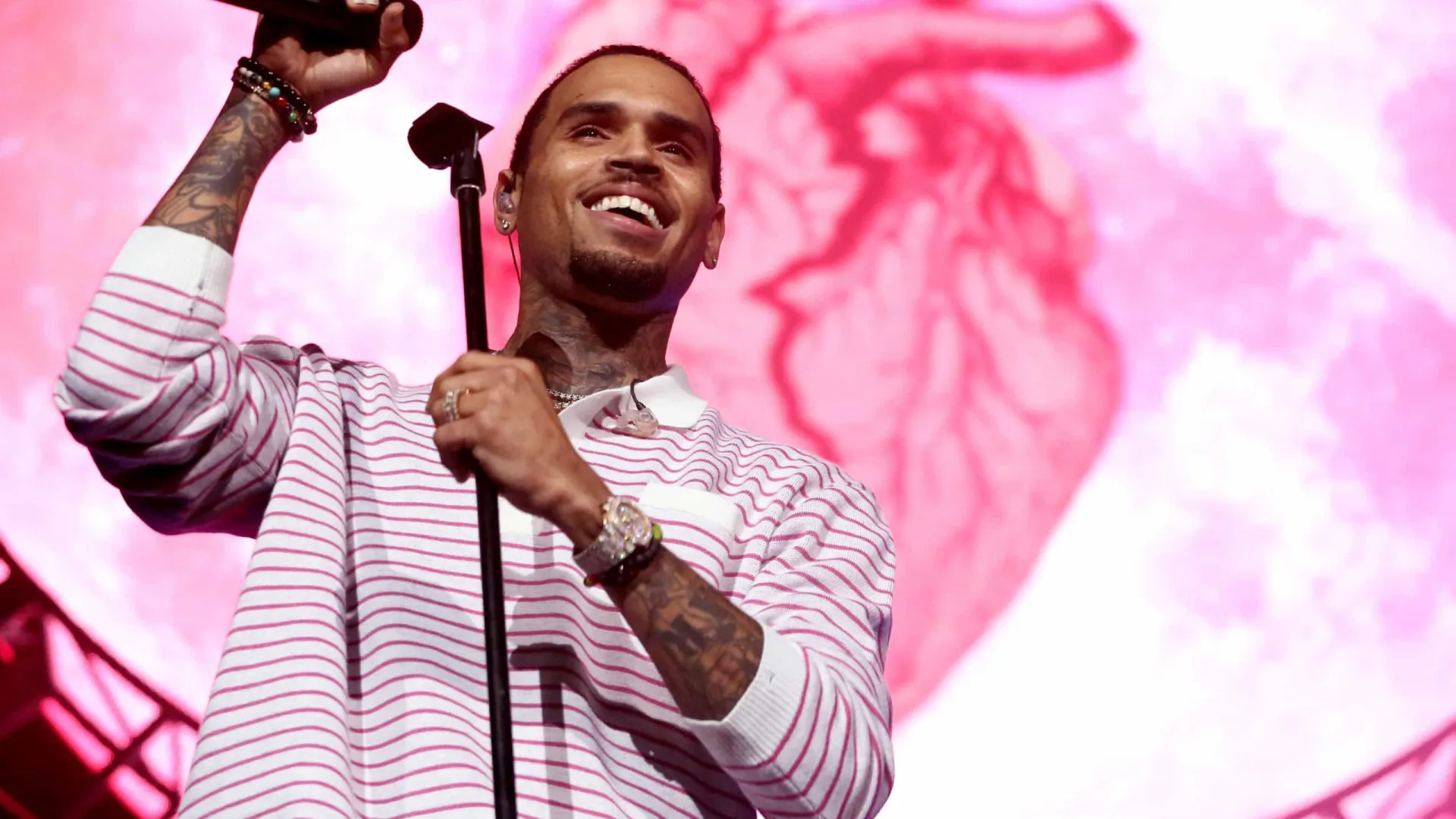 Chris Brown é preso no Reino Unido por suspeita de agressão em boate de luxo