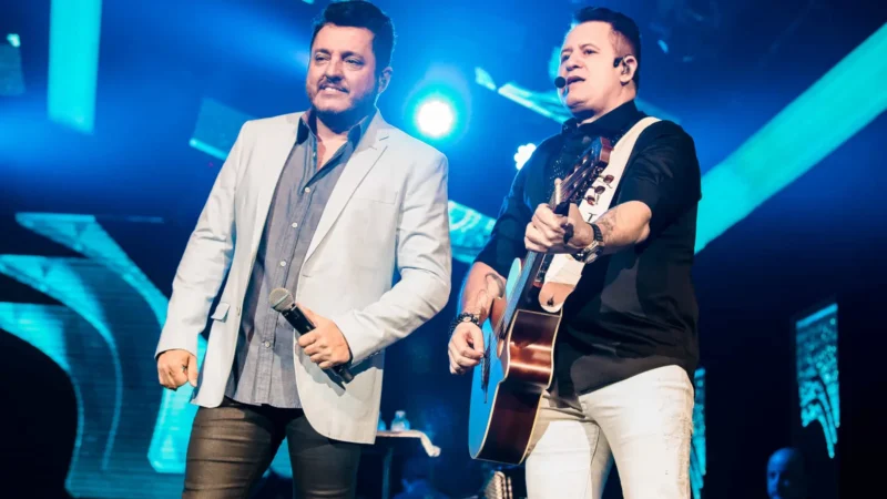 Marrone ‘passa bem’ após bater com a cabeça no palco em show, mas permanece internado