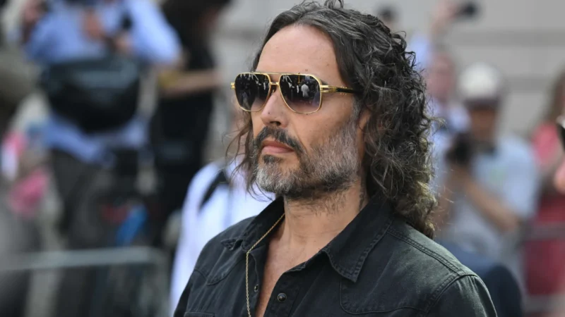 Russell Brand é liberado sob fiança após audiência em Londres