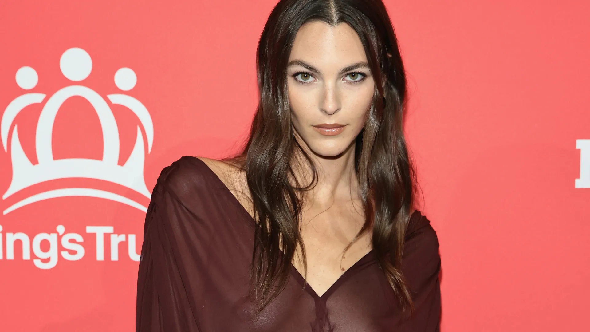 Namorada de DiCaprio se destaca no ‘red carpet’ com look ousado