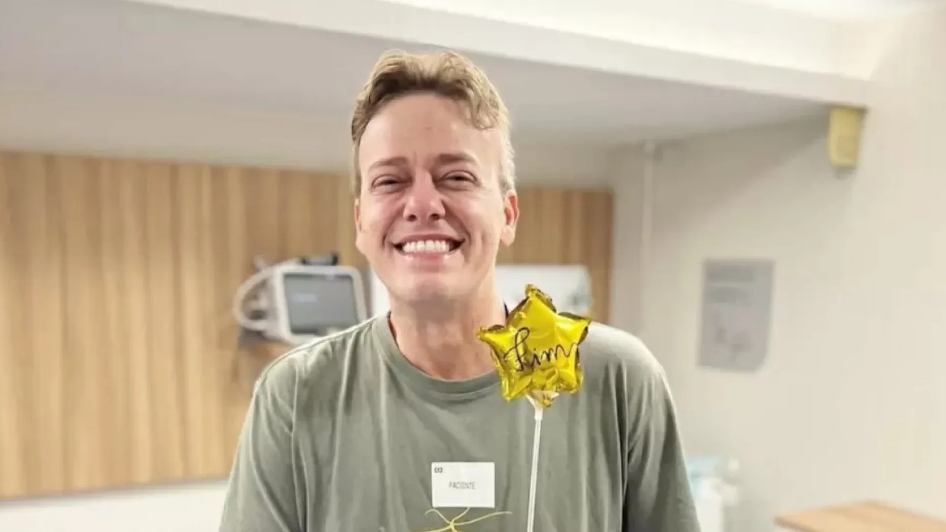 Ator da Globo celebra fim de tratamento contra tumor no cérebro