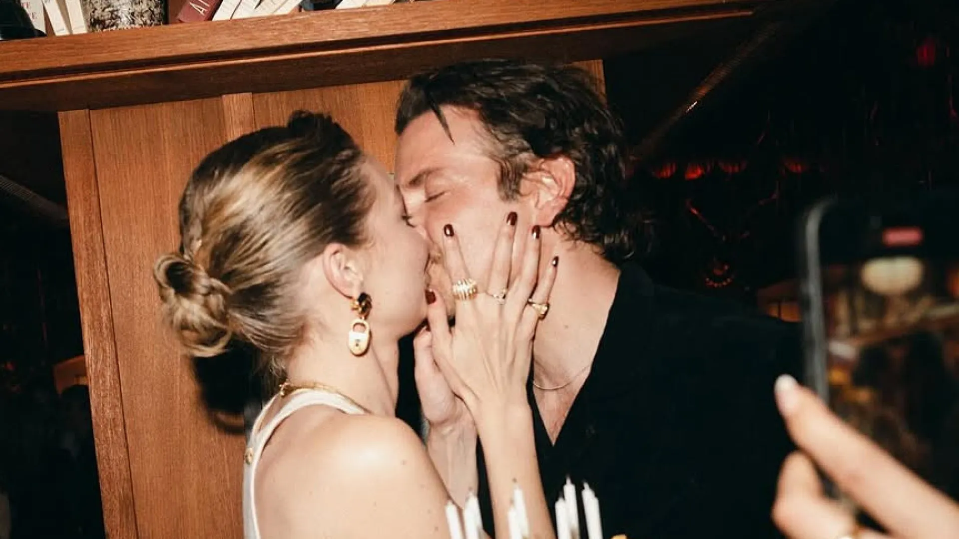 Gigi Hadid assume namoro com Bradley Cooper em post de aniversário