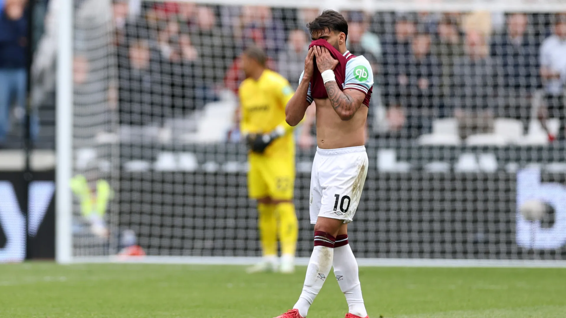 Lucas Paquetá chora em campo após receber cartão amarelo na Inglaterra