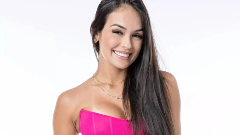 Ex-BBB leva 14 pontos após box estourar durante banho