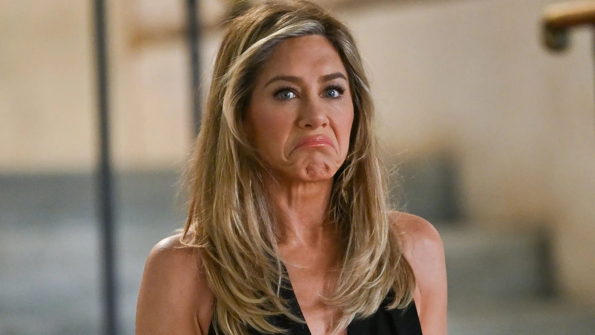 Carro invade mansão de Jennifer Aniston e destrói portão em Los Angeles