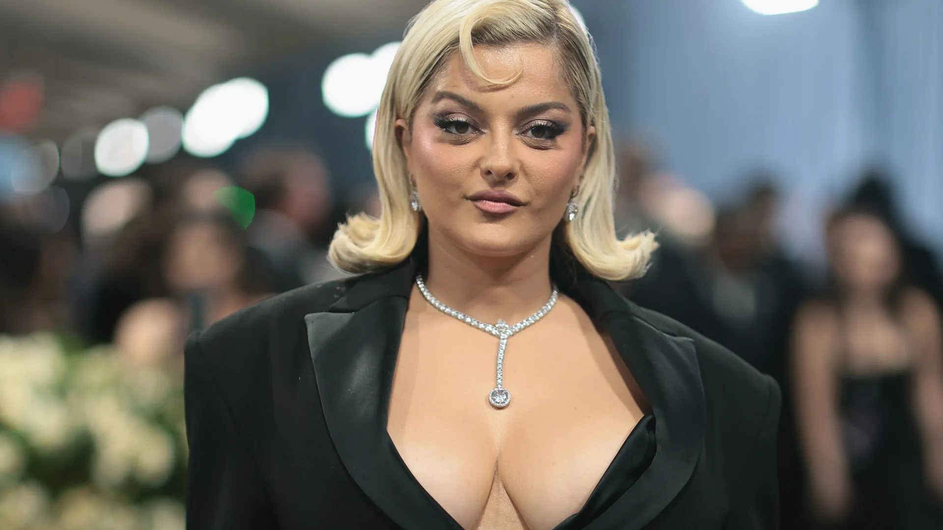 Bebe Rexha reage a críticas sobre peso e revela perda da gravidez