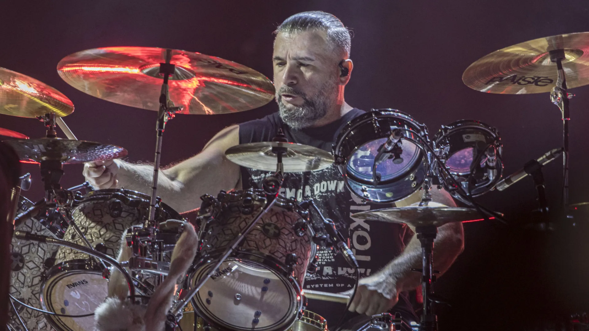 Em momento inusitado no Rio, baterista do System Of A Down ajuda idosas a descer de táxi