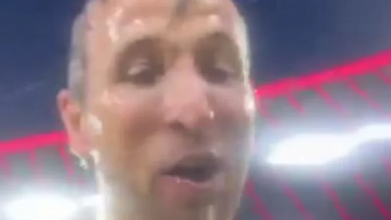 Harry Kane é campeão pela primeira vez e não escapa de ‘banho’ de cerveja