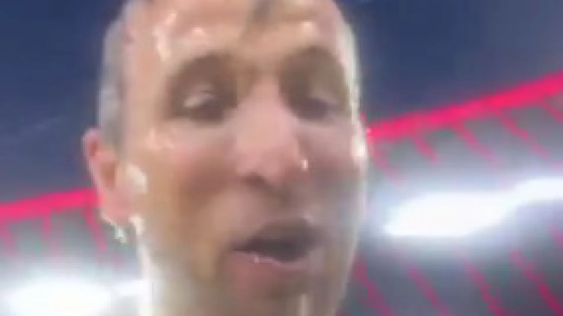 Harry Kane é campeão pela primeira vez e não escapa de ‘banho’ de cerveja